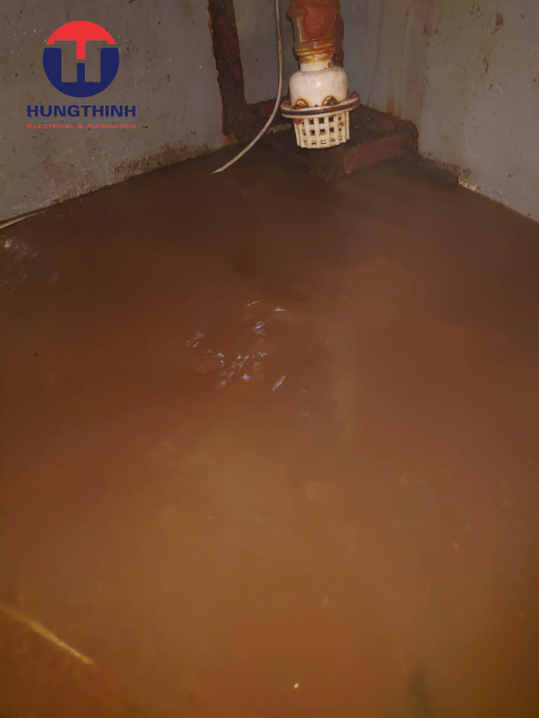 Bể nước trước khi được vệ sinh