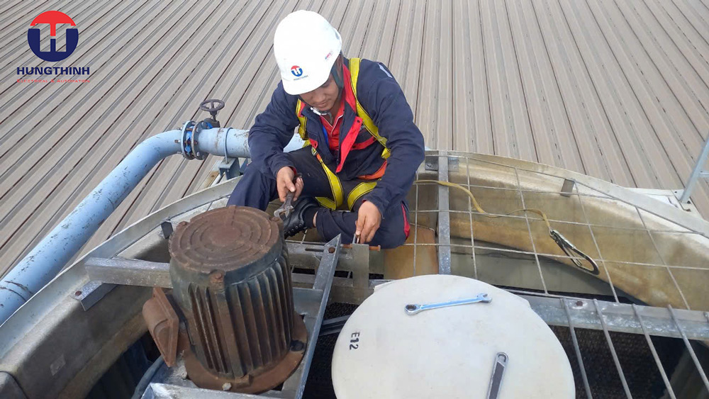 siết chặt lại ốc vít và bảo dưỡng động cơ tháp giải nhiệt