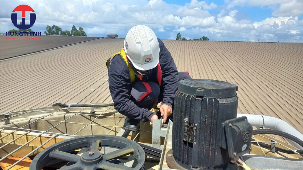 Kỹ thuật Hưng thịnh đang bảo dưỡng tháp giải nhiệt công nghiệp tại nhà máy KCN Nhật bản - Hải Phong