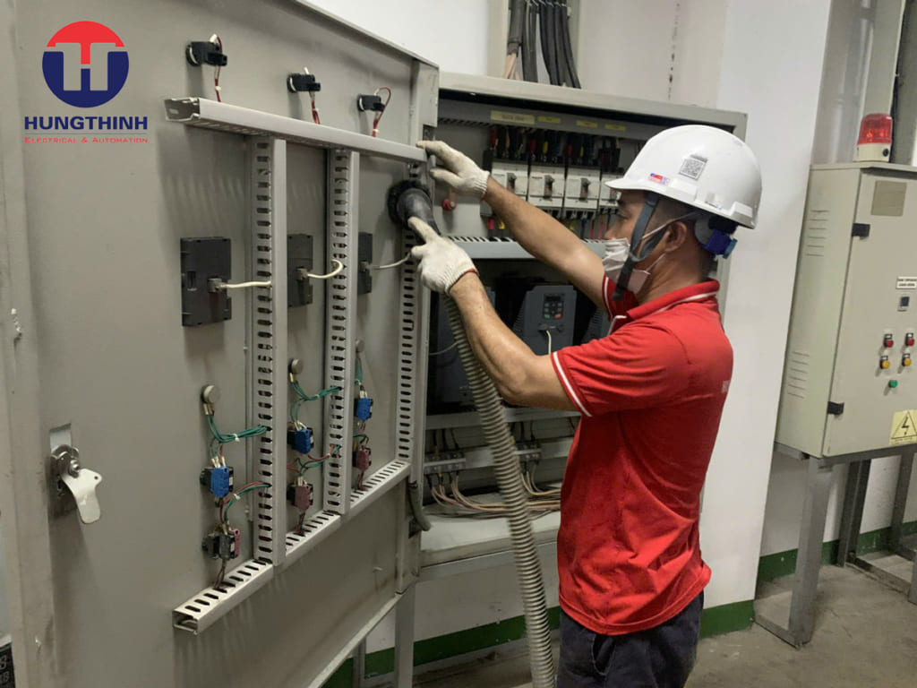 công nhân của hưng thịnh đang bảo dưỡng tủ điện công nghiệp tại Hải Phòng