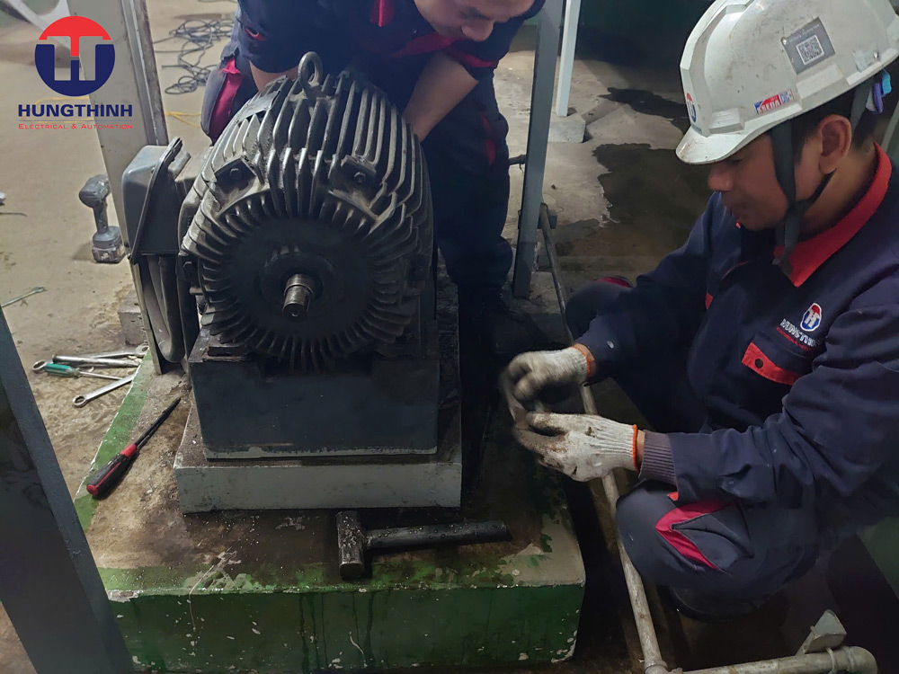 kỹ thuật  Hưng Thịnh đang thực hiên sửa chữa động cơ bơm nước 