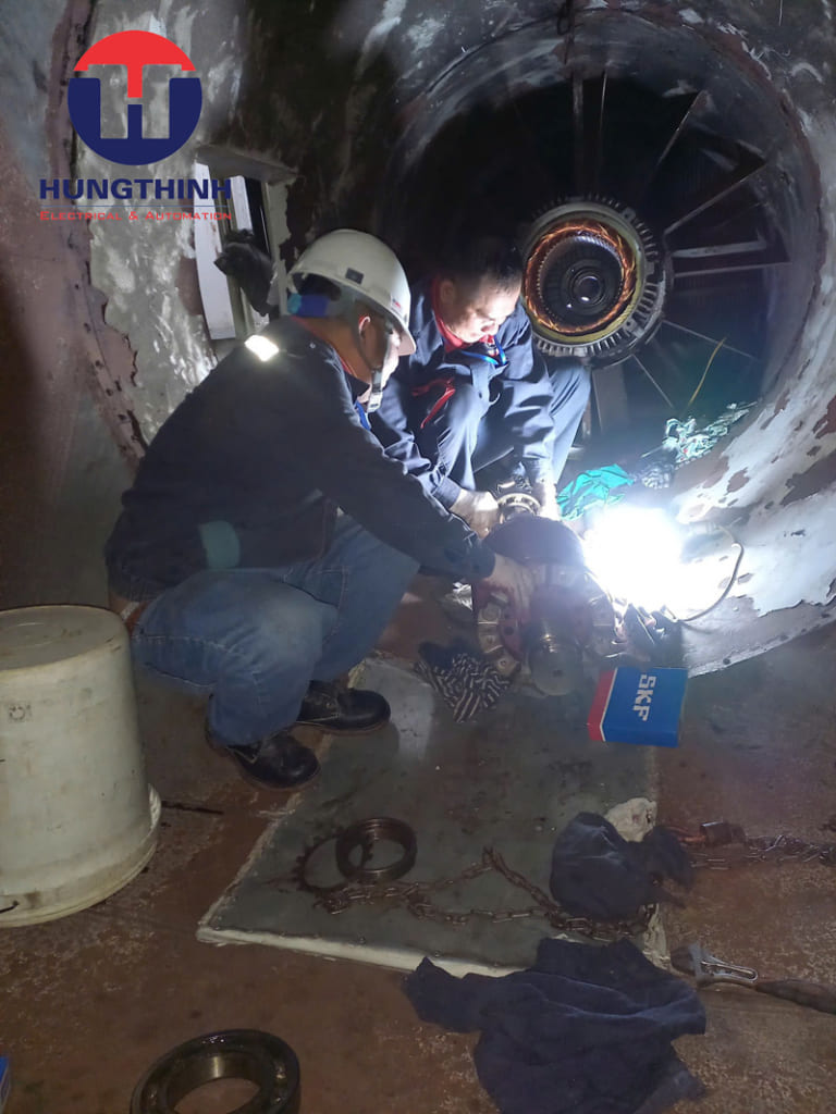 kỹ thuật đang sửa chữa motor quạt hút